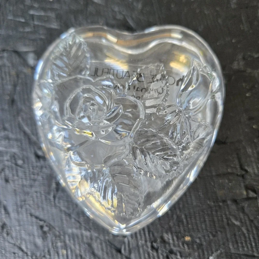 Vintage Heart shaped clear Glass Trinket Box Rose Flowers & Leaves Jewelry Catch
